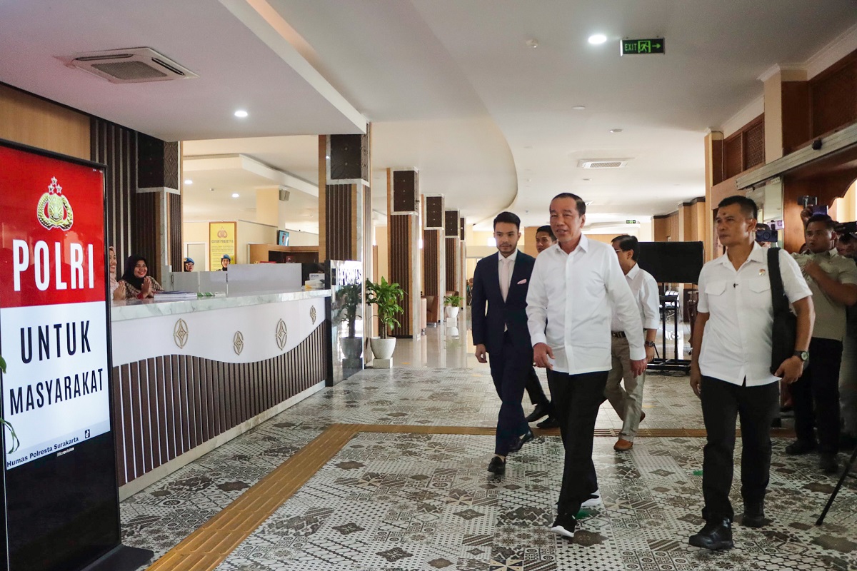 Jokowi tiba di Mapolresta Solo untuk menjalani pemeriksaan tindak lanjut atas laporan dugaan fitnah dan pencemaran nama baik yang ia ajukan ke Polda Metro Jaya, Rabu (23/7/2025).