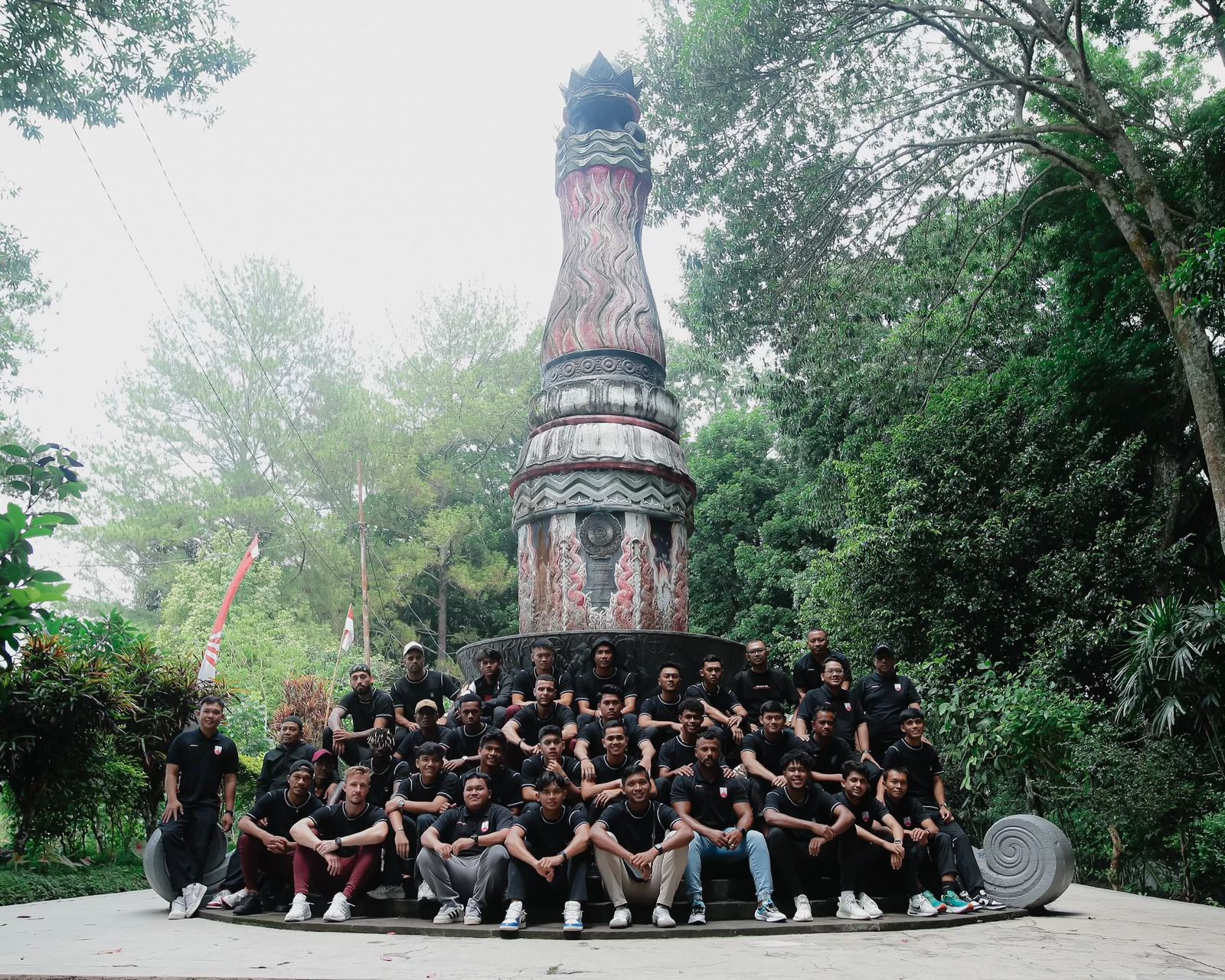 Para pemain, manajemen, staf Persis Solo saat mengunjungi Astana Mangadeg, Karanganyar, 8 November 2024 silam.
