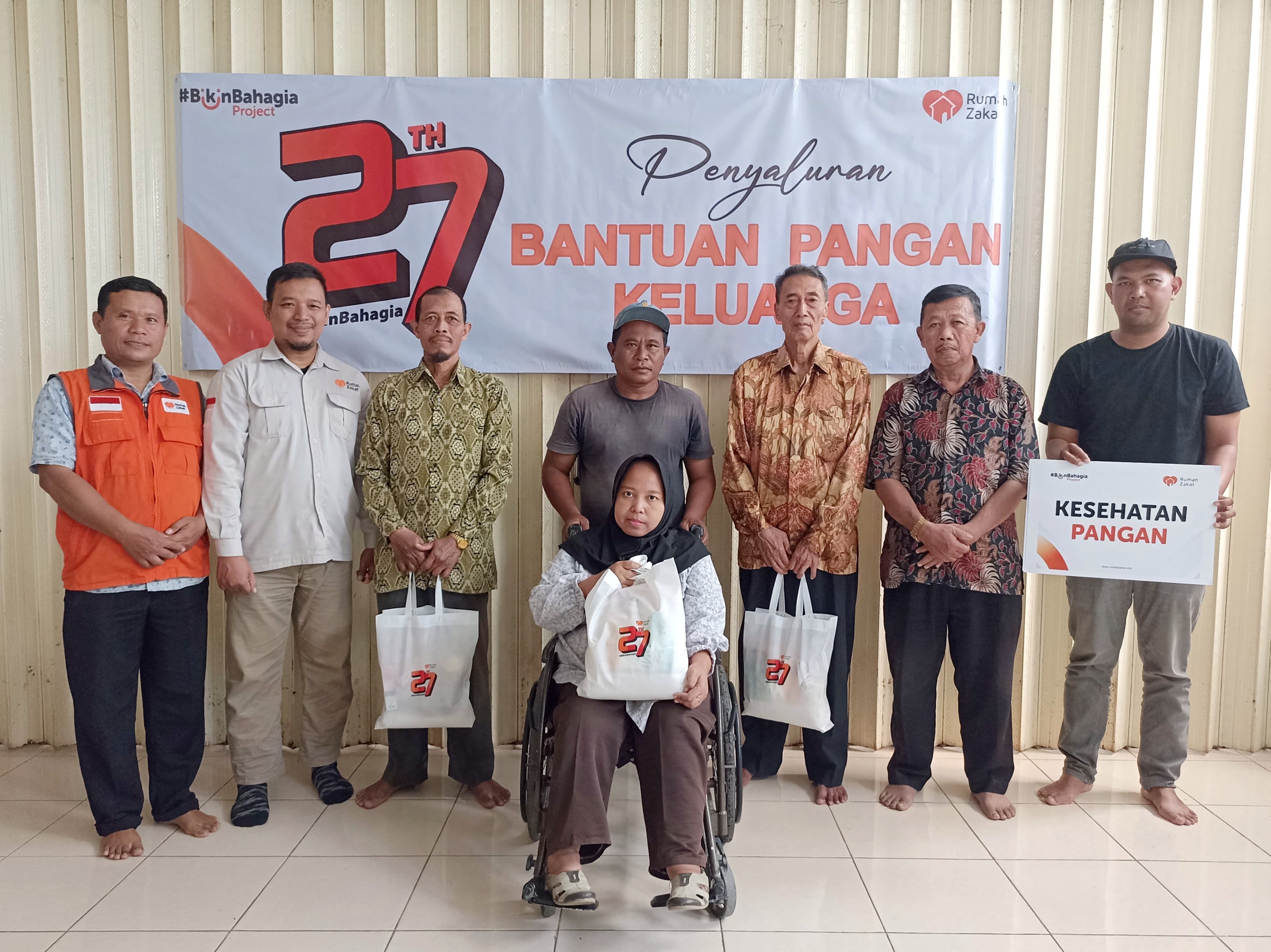 Pendistribusian bantuan sosial dari Rumah Zakat Solo di Masjid Istiqlal Kelurahan Sumber, Kecamatan Banjarsari, Solo, Rabu (23/7/2025).