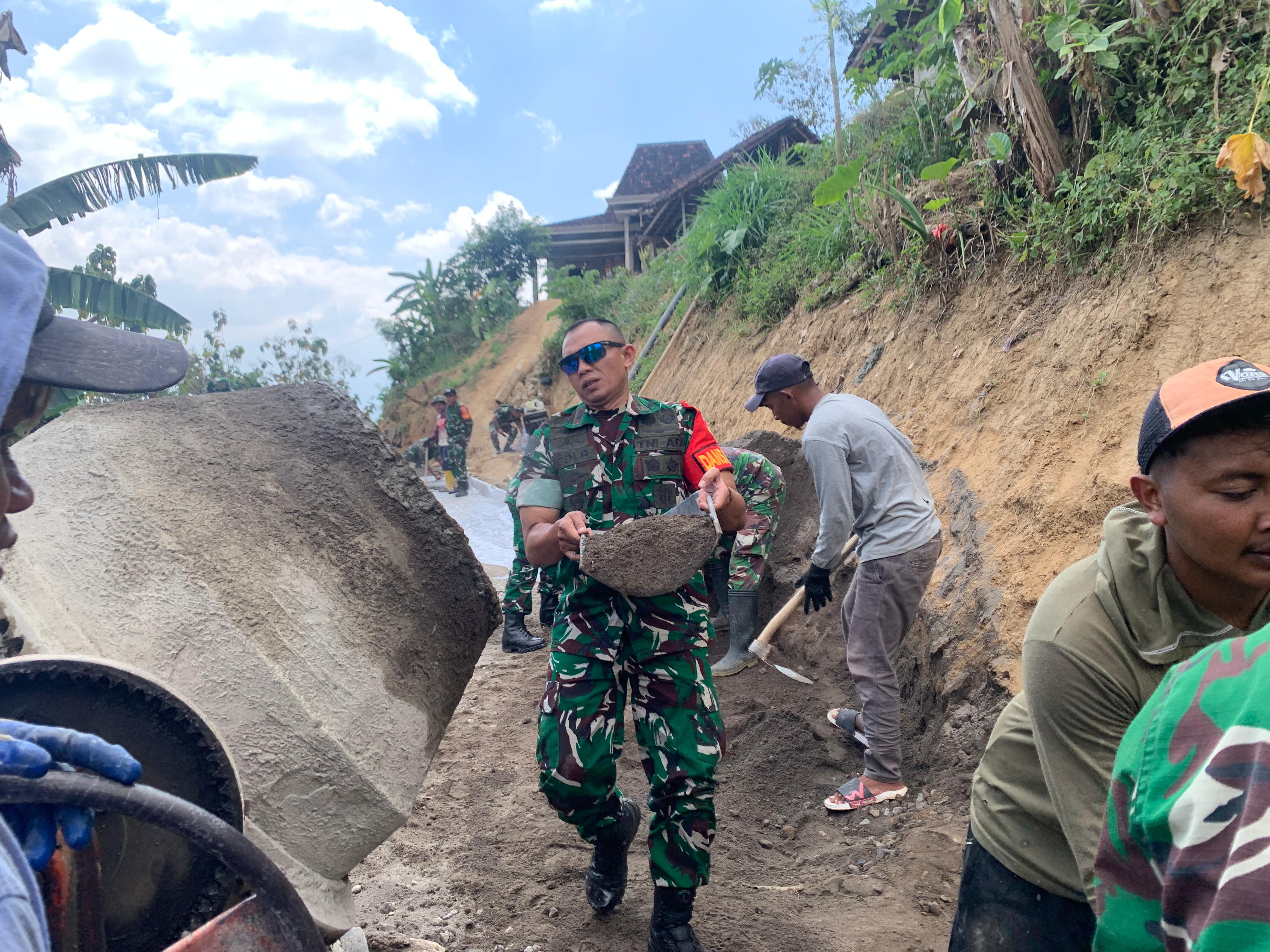 Dandim 0728/Wonogiri Letkol Inf Edi Ristriyono saat turun dalam TMMD Sengkuyung Tahap III tahun 2025 di Desa Boto, Kecamatan Jatiroto.