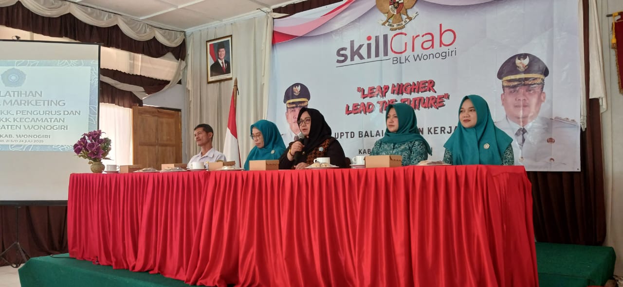 Ketua TP PKK Wonogiri Sri Rahayuningsih Setyo Sukarno (tengah) memberikan arahan kepada peserta pelatihan di BLK Wonogiri Rabu (23/7/2025).