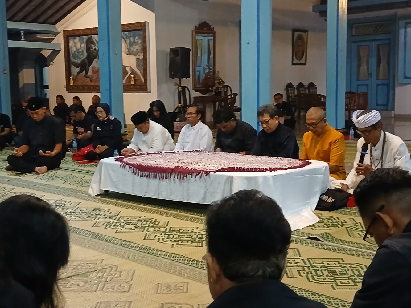 Ratusan kader PDIP Solo menggelar doa bersama untuk Hasto Kristiyanto, berharap ia bebas dari tuduhan dalam sidang putusan, Kamis (24/7/2025).