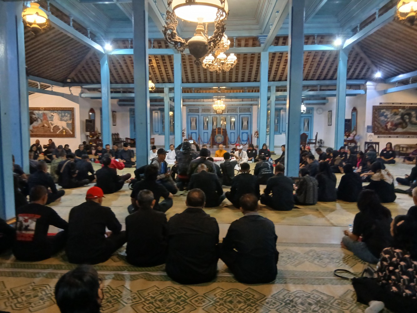 Ratusan kader PDIP Solo menggelar doa bersama untuk Hasto Kristiyanto, berharap ia bebas dari tuduhan dalam sidang putusan, Kamis (24/7/2025).