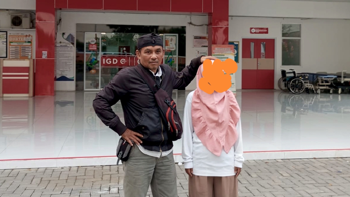 Perangkat Desa Tanon jemput pasien  RSJ dari Dukuh Gabusan, Desa Tanon, Kecamatan Tanon, Sragen. (Ahmad Khairudin/Radar Solo)