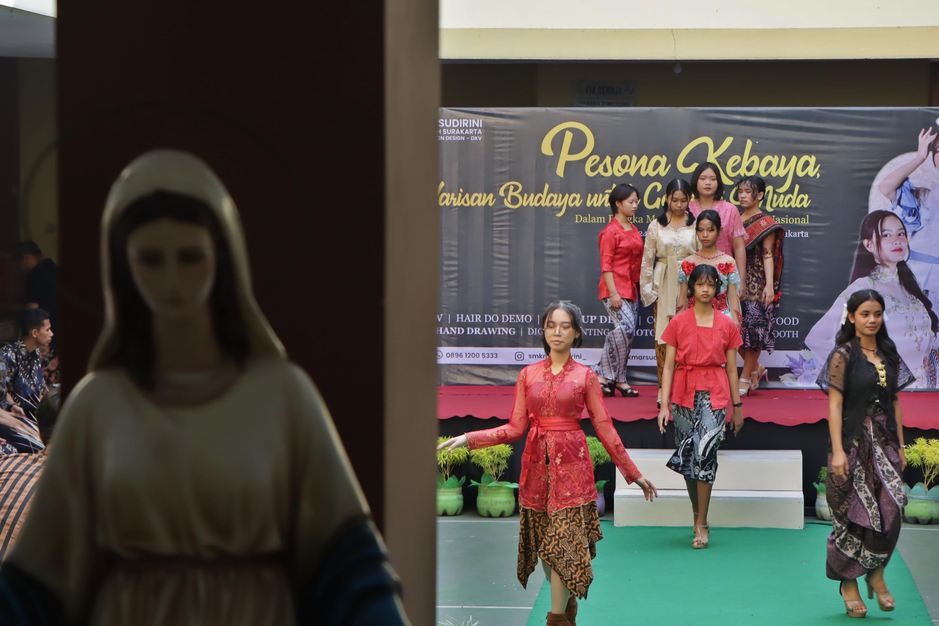 Siswa salah satu SMK swasta di Kota Solo ambil bagian dalam fashion show menyambut Hari Kebaya Nasional 2025, Kamis (24/7).