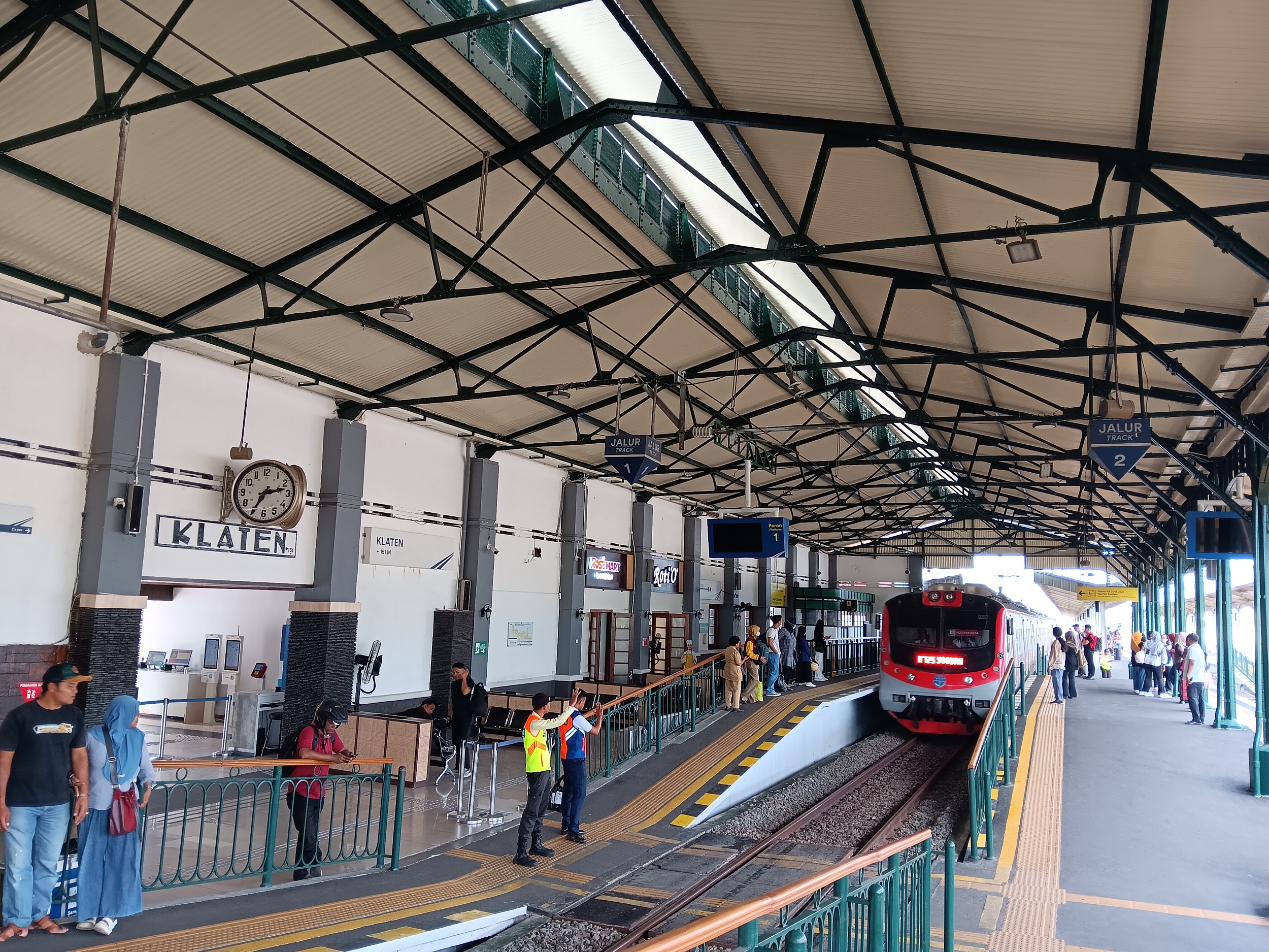 Suasana keberangkatan dan kedatangan para penumpang di Stasiun Klaten. (Angga Purenda/Radar Solo)
