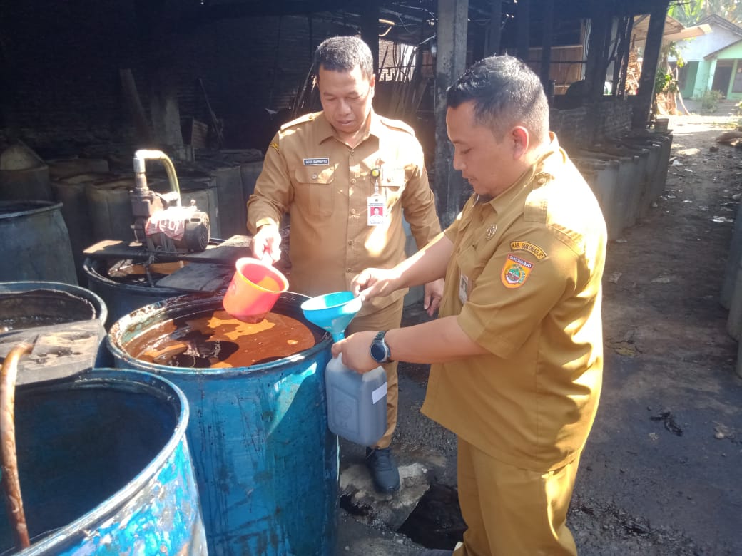 DLH Sukoharjo sidak limbah pengrajin alkohol usai aduan warga. Vinasse dinilai berpotensi ekonomi jika dikelola dengan benar.
