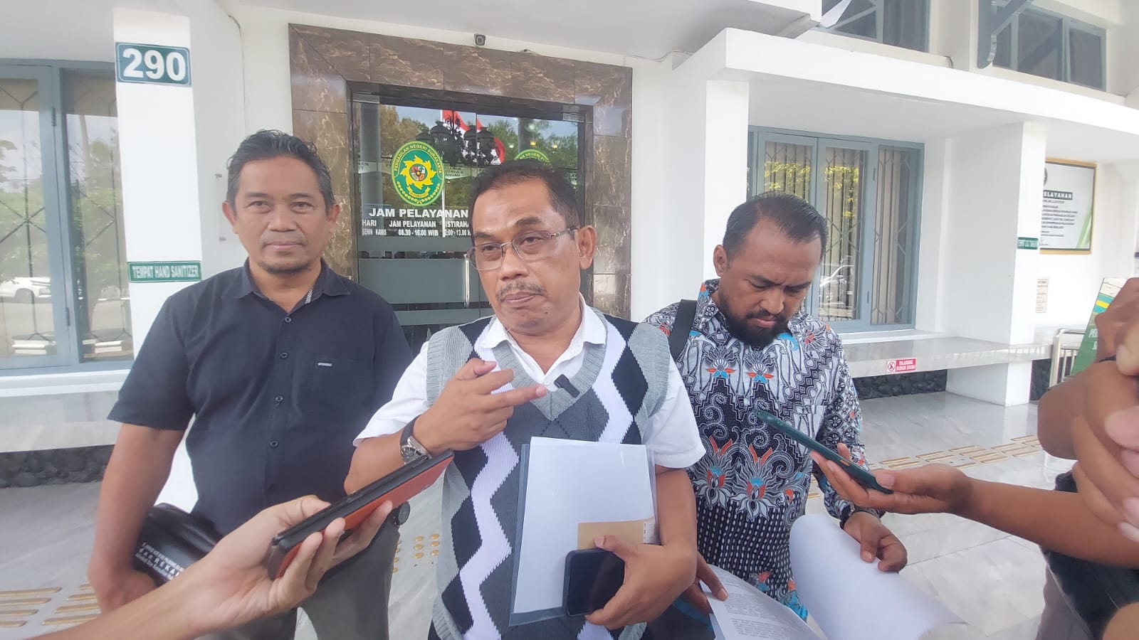 M Taufiq (tengah) pengacara 2 alumni UGM yang akan menggugat Jokowi dengan format CLS.
