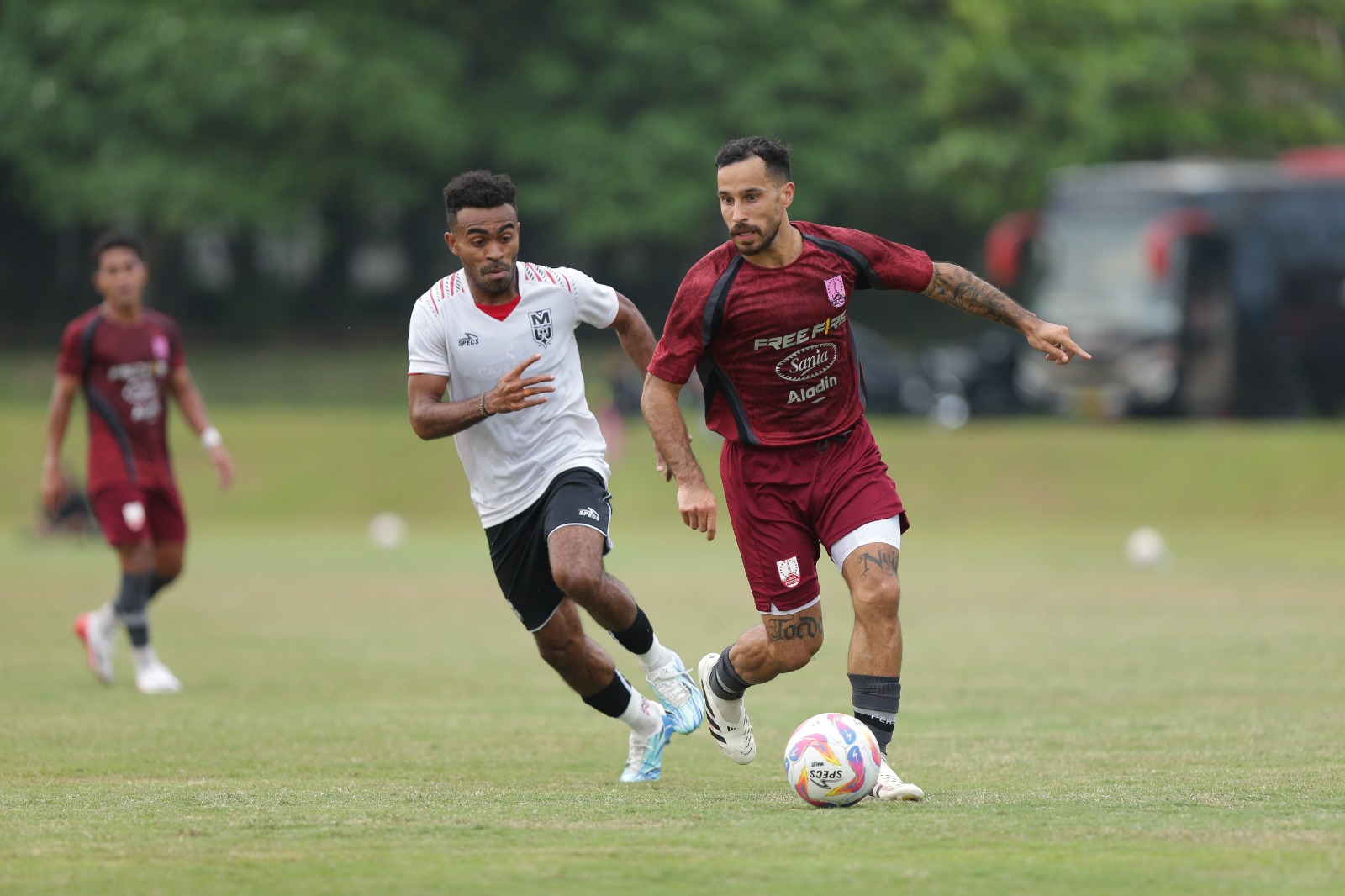 UNJUK GIGI: Bek Persis Solo Jordy Tutuarima (kanan) saat bermain melawan Malut United, Rabu (23/7).