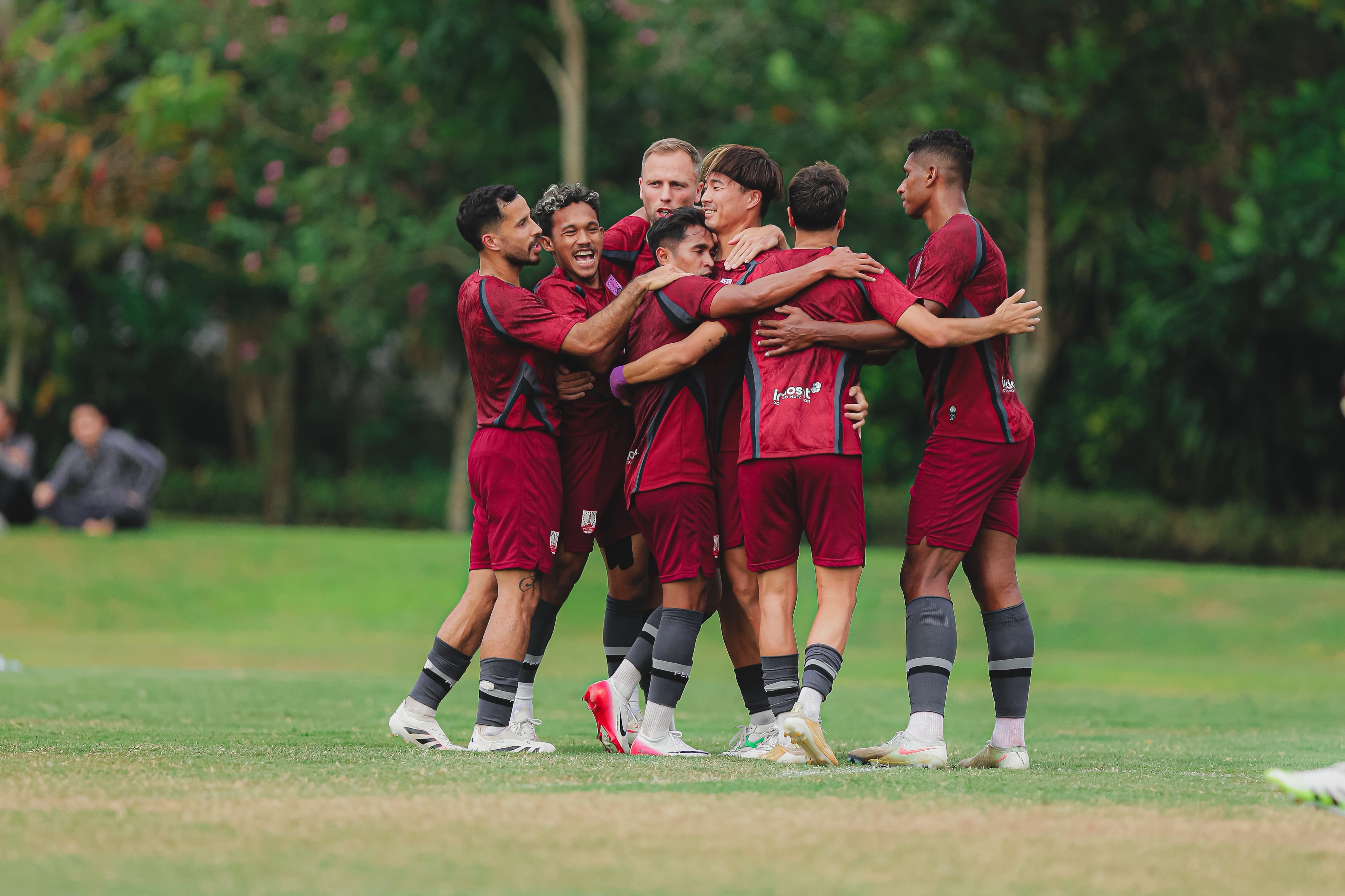 BANGUN CHEMISTRY: Para pemain Persis Solo jalani perayaan usai sukses membobol gawang Malut United di sebuah laga uji coba di Jogja, belum lama ini.