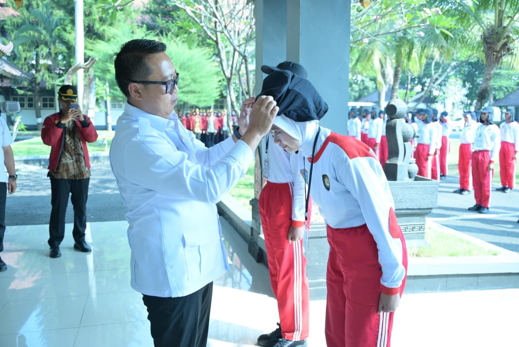 Wakil Bupati Karanganyar Adhe Eliana membuka pelatihan paskibraka 2025. (Rudi Hartono/Radar Solo)
