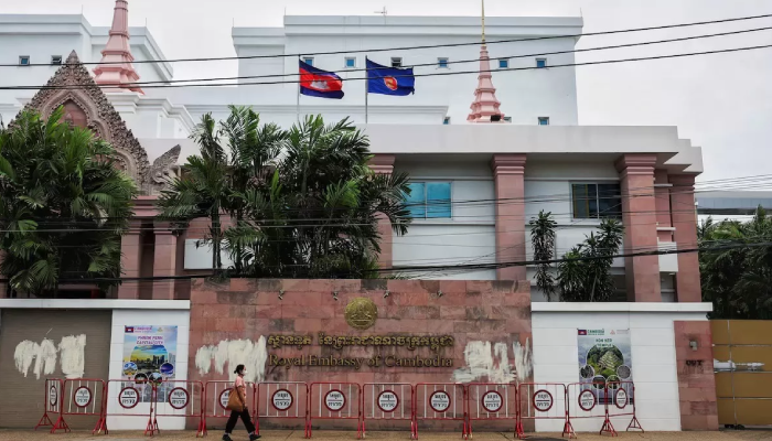 Kedutaan Kamboja di Bangkok. Thailand menarik duta besarnya dari Kamboja, akibat konflik memanas di perbatasan.