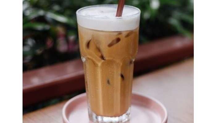 Ilustrasi es kopi susu karamel.