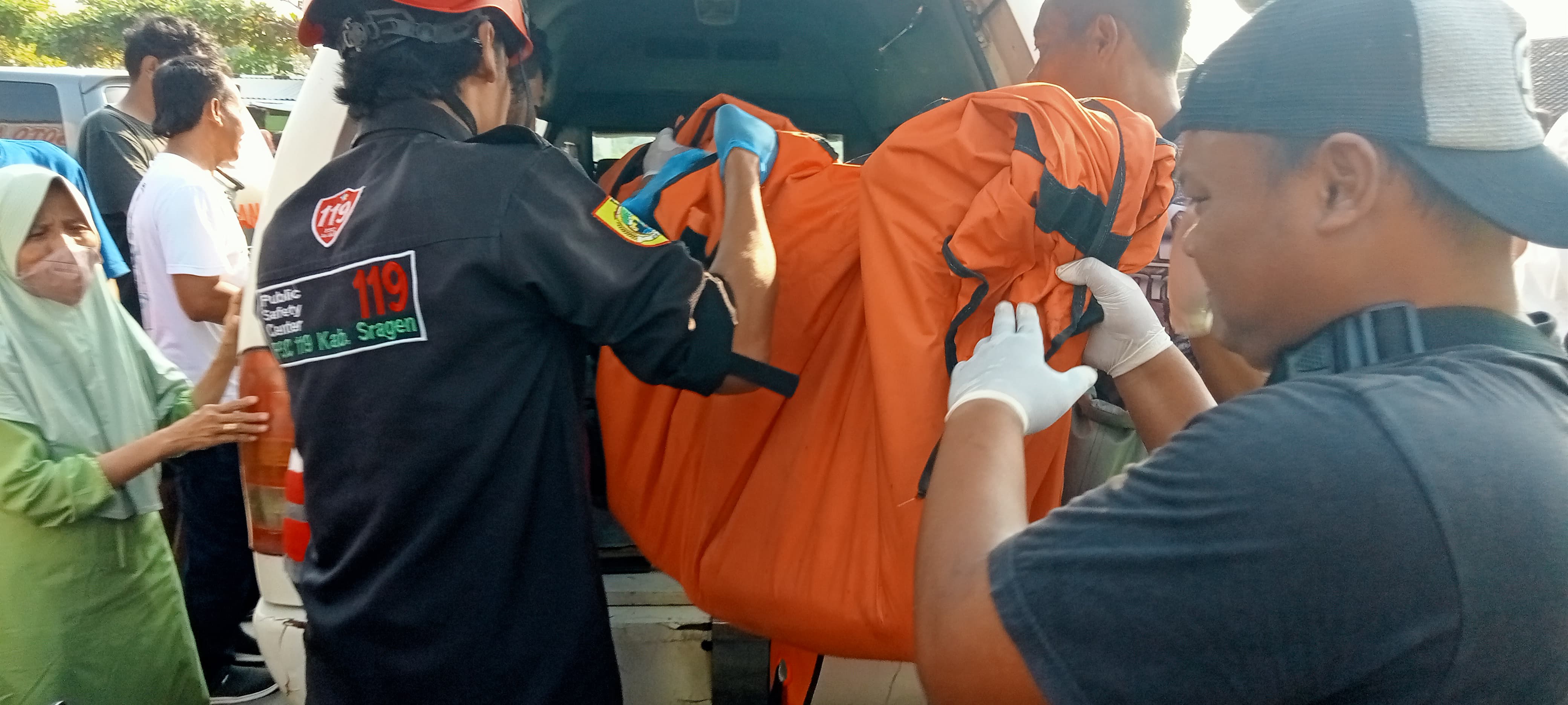 Relawan evakuasi pemuda yang meninggal usai tertabrak KA Argo Wilis di Gondang, Sragen, Jumat (25/7/2025). (Ahmad Khairudin/Radar Solo)