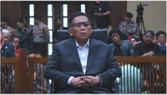 Anggota Komisi V DPR RI Adian Napitupulu (belakang kananduduk di sebelah Ketua DPC PDI Perjuangan Solo F.X. Hadi Rudyatmo di persidangan Hasto Kristiyanto di PN Jakarta Pusat, Jumat (25/7/2025).