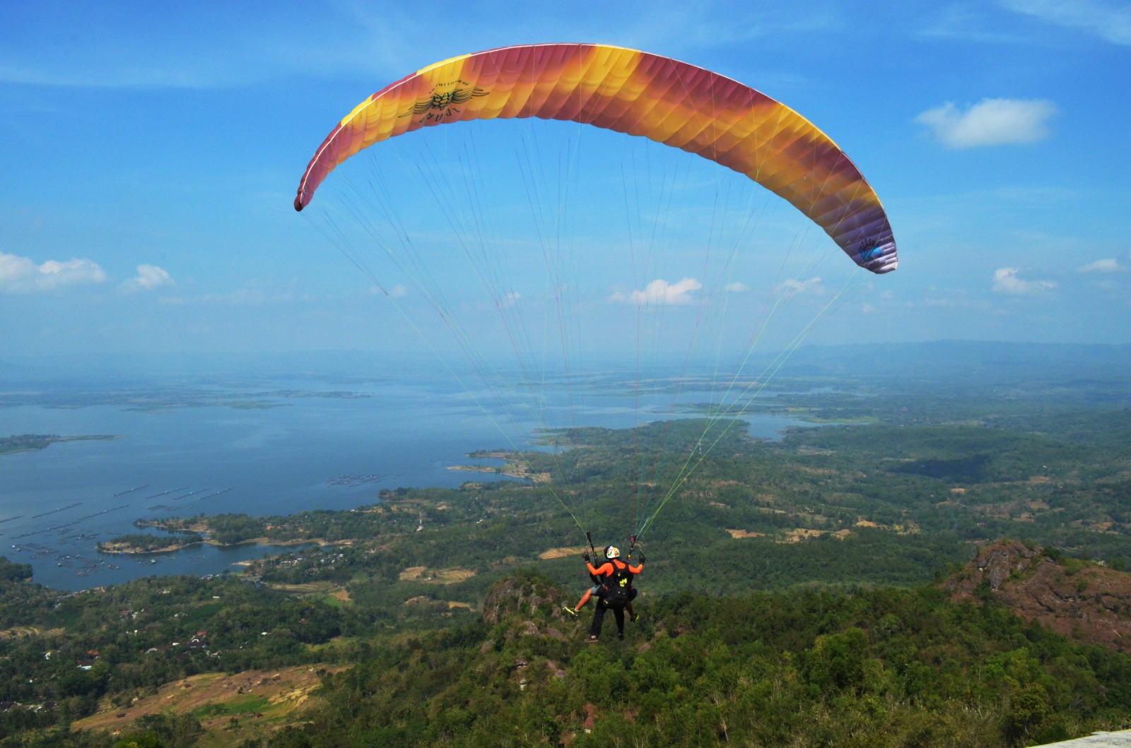 Paralayang terbang di langit Desa Sendang, Wonogiri beberapa waktu lalu.