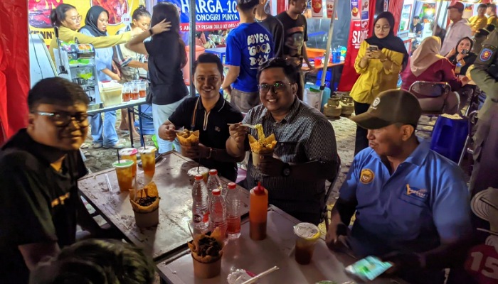 Wabup Wonogiri Imron Rizkyarno menikmati mi ayam di salah satu tenant Festival Mi Ayam dan Bakso Wonogiri 2025, Sabtu (26/7/2025) malam.
