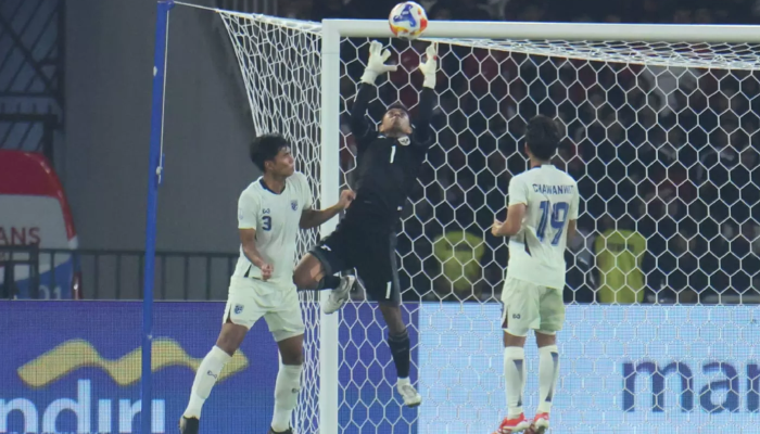 Kiper Timnas Indonesia U-23 Muhammad Ardiansyah melakukan penyelamatan saat melawan Thailand pada semifinal Piala AFF U-23 2025 di SUGBK, Senayan, Jakarta, Jumat (25/7/2025).