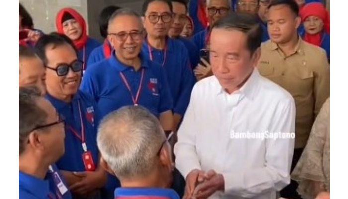 Jokowi saat menyapa sesama alumni di reuni Fakultas Kehutanan UGM.