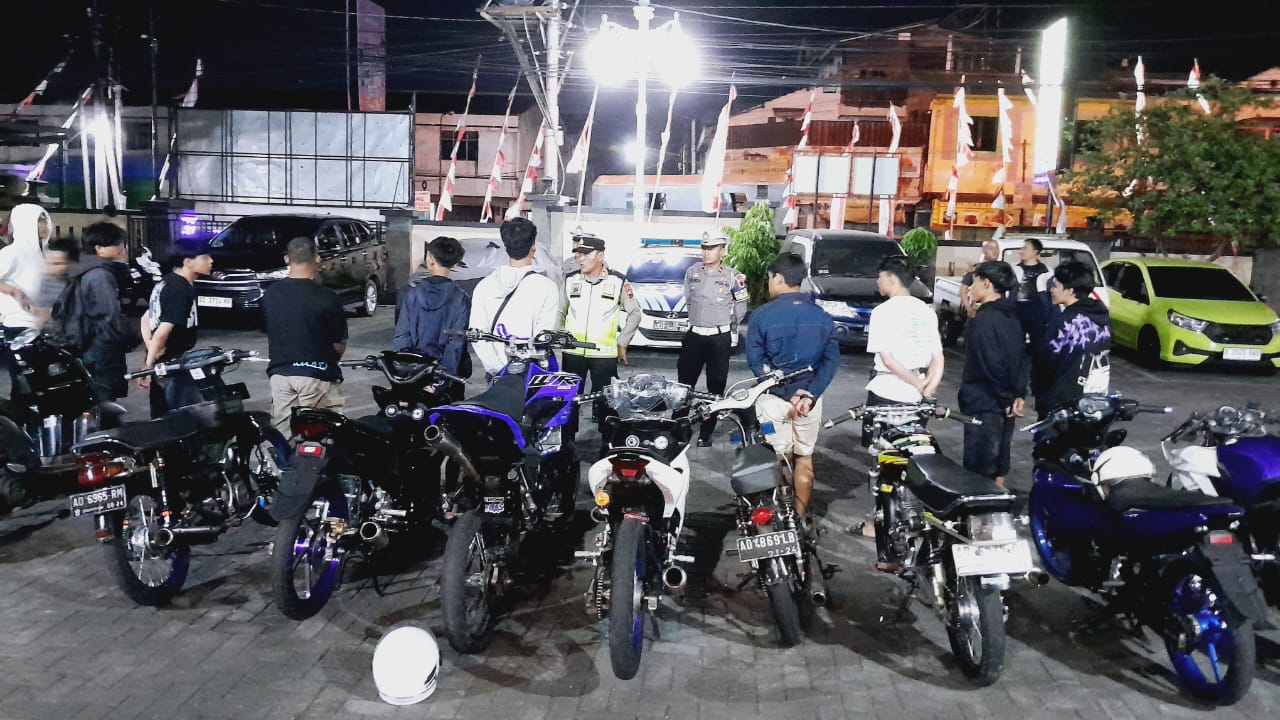 Pemotor pelanggar tertib lalu lintas terjaring Operasi Patuh Candi 2025, Polres Sukoharjo bersama Polsek Kartasura Jumat malam (25/7) hingga Sabtu dini hari (26/7).