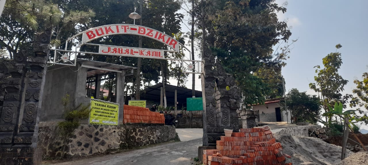 Gapura masuk Bukit Jabal Kanil di Dusun Jabal Kanil, Desa Bandar Dawung, Kecamatan Tawangmangu, Karanganyar.