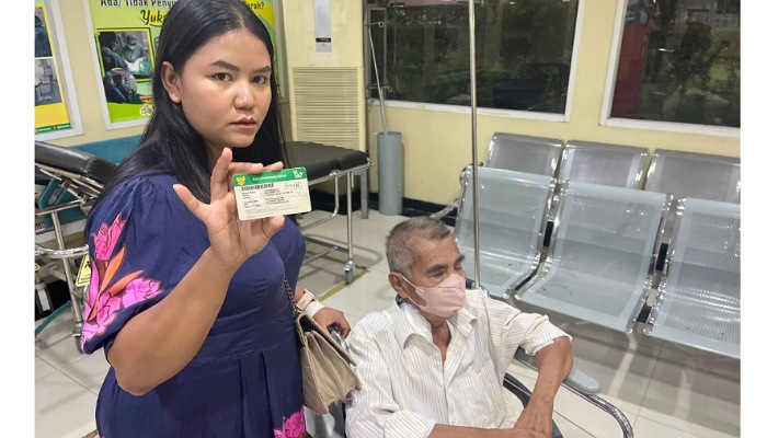 Valentina Febri Kurniawati menunjukkan kartu JKN KIS milik sang ayah, yang kini mendapat layanan kesehatan cuci darah gratis di RS Dr Oen Kandang Sapi, Solo.