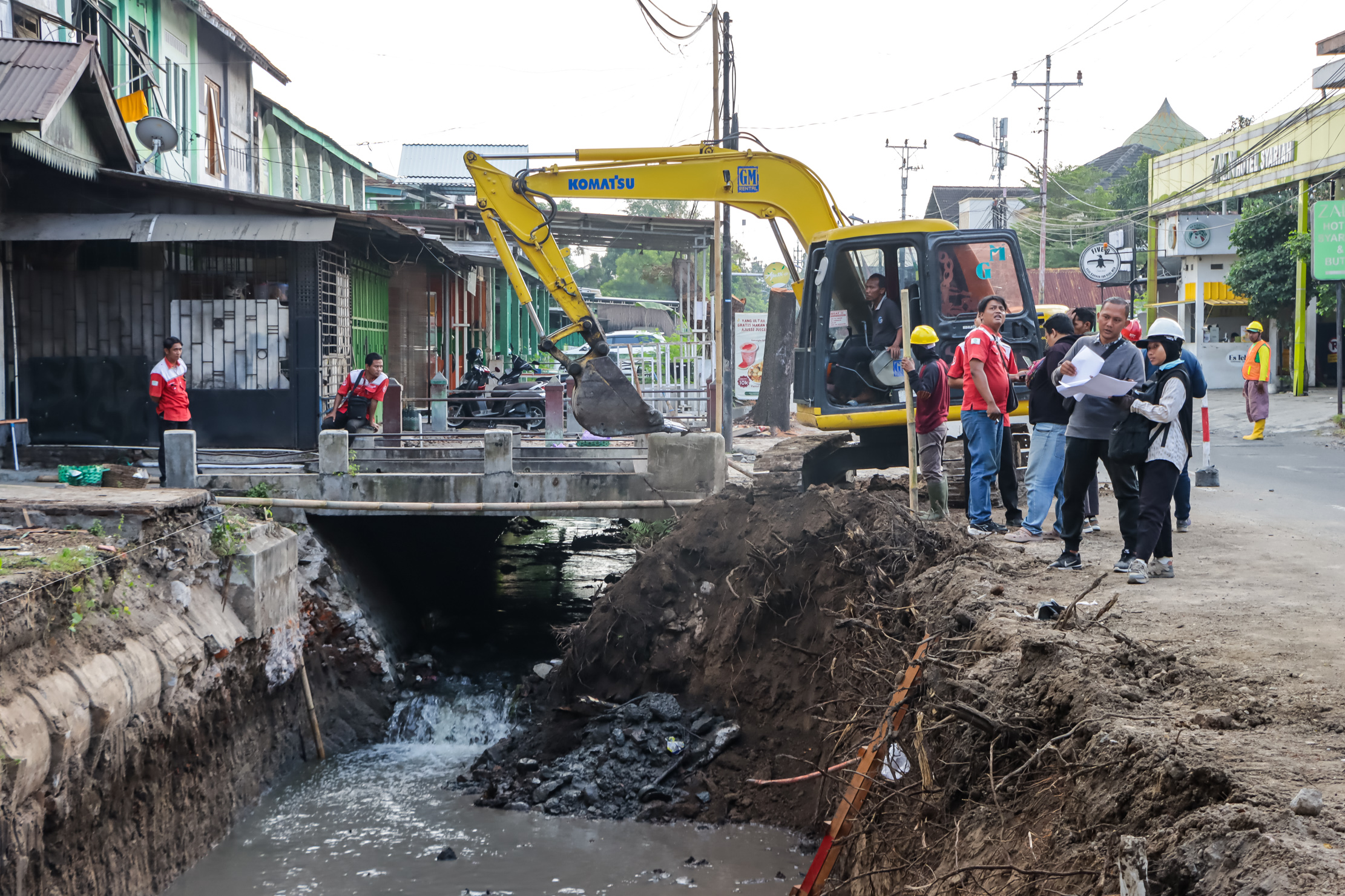Normalisasi drainase di Jalan Samanhudi. (M Ihsan/Radar Solo)