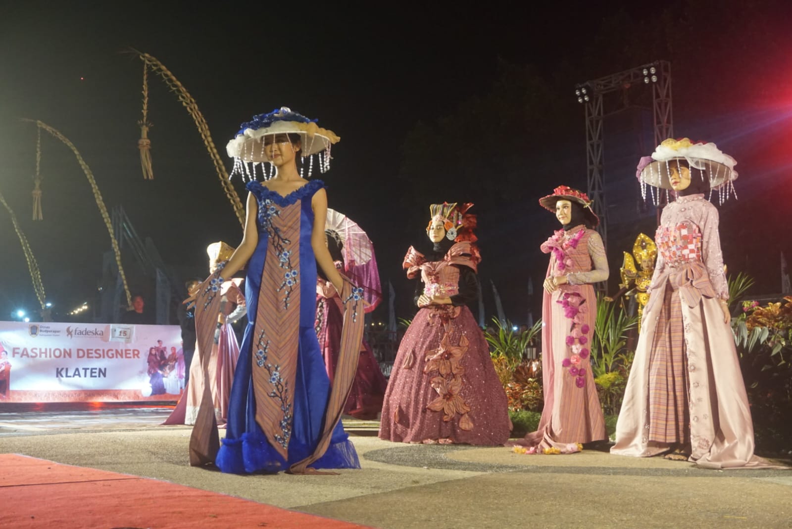 Penampilan salah satu kontingen Klaten Lurik Night Carnival (KLNC) di Alun-Alun Klaten
