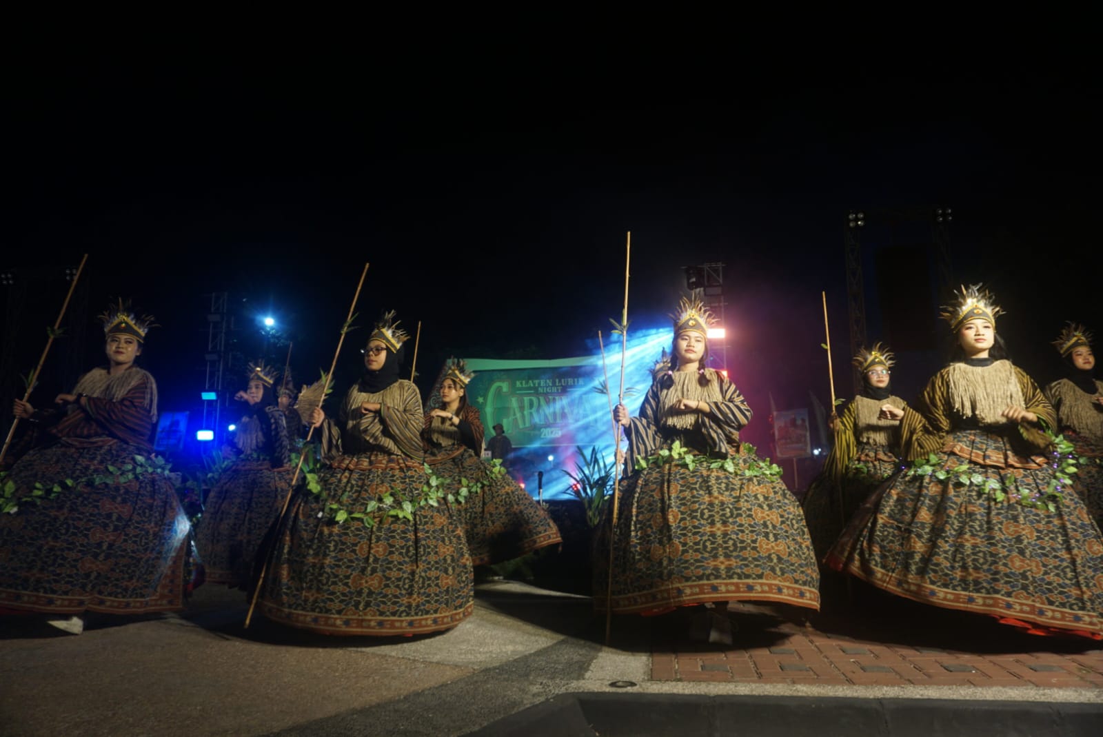 Penampilan salah satu kontingen Klaten Lurik Night Carnival (KLNC) di Alun-Alun Klaten