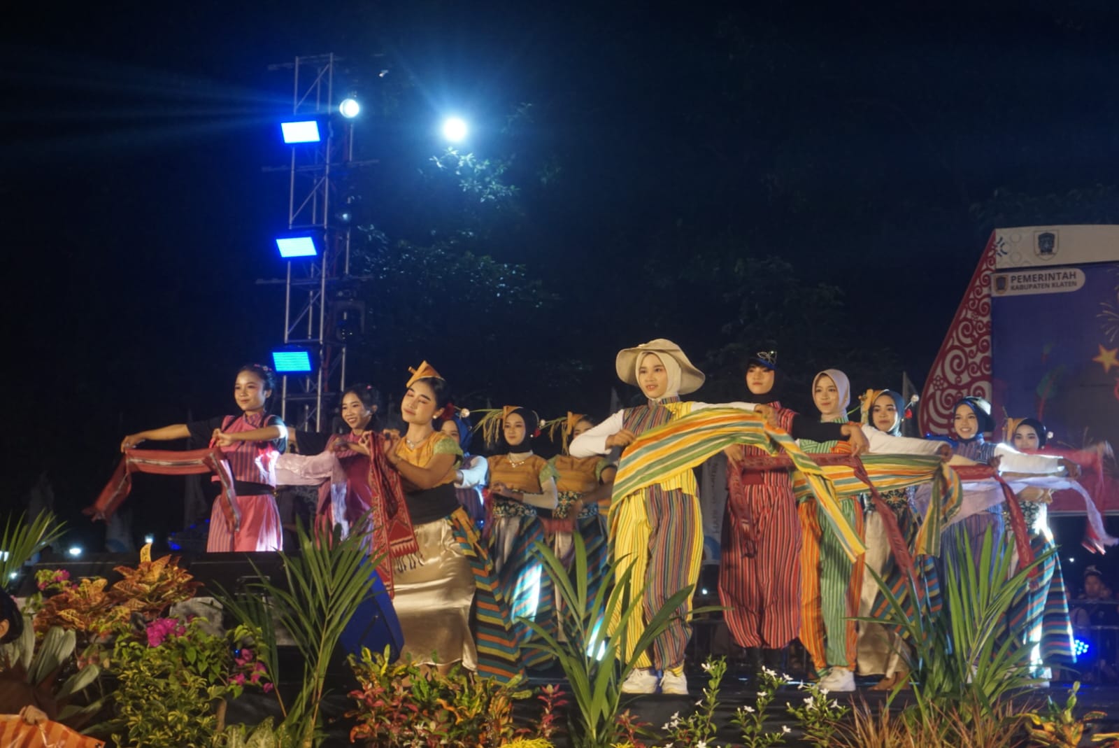 Penampilan salah satu kontingen Klaten Lurik Night Carnival (KLNC) di Alun-Alun Klaten