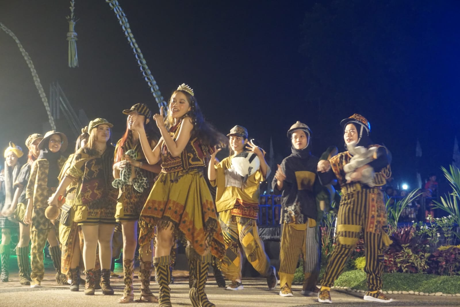 Penampilan salah satu kontingen Klaten Lurik Night Carnival (KLNC) di Alun-Alun Klaten