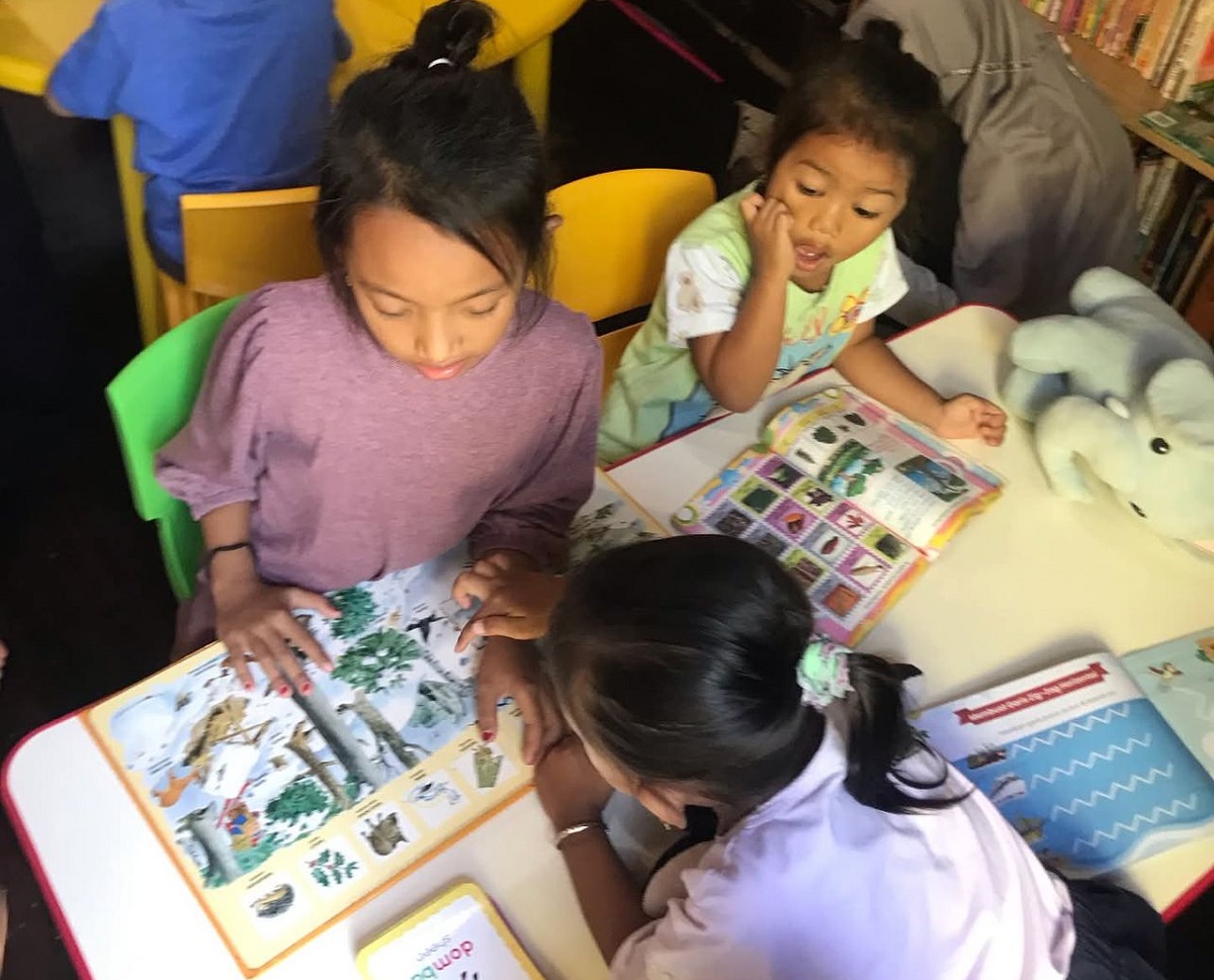 Anak-anak membaca buku di perpustakaan yang didirikan Dyah Bodrohini di Dukuh Jetis, Desa Sawahan, Kecamatan Ngemplak, Boyolali.