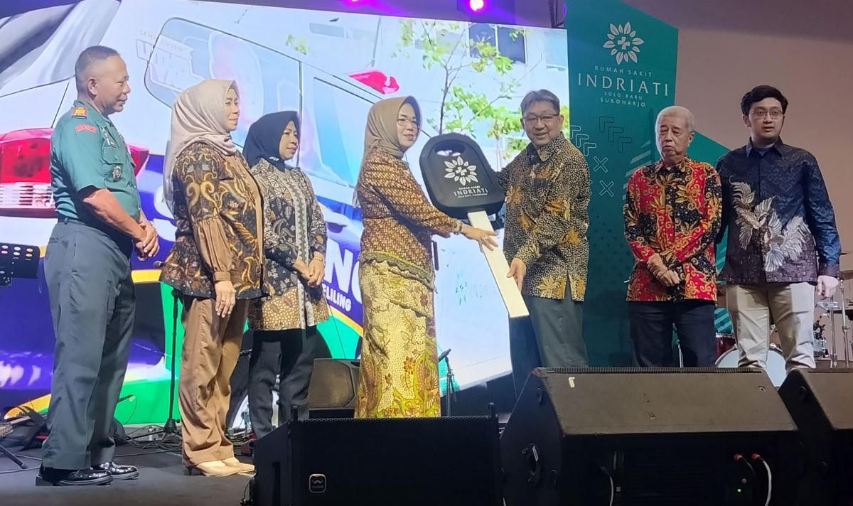Owner RS Indriati Solo Baru, PT Delta Merlin serahkan satu unit mobil ambulans untuk Dinkes Sukoharjo dan diterima Bupati Etik Sukoharjo, Sabtu (27/7/2025).