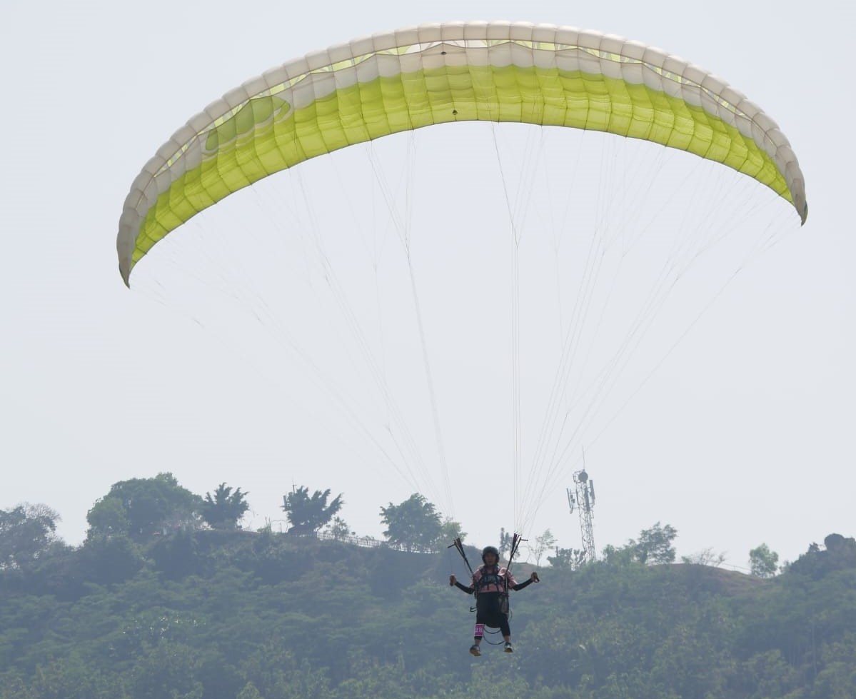 Atlet paralayang wanita dari berbagai daerah dan Malaysia berkompetisi dalam ajang Srikandi International Paragliding Accuracy Competition (SIPAC) 2025 di Wonogiri, Minggu (27/7/2025).