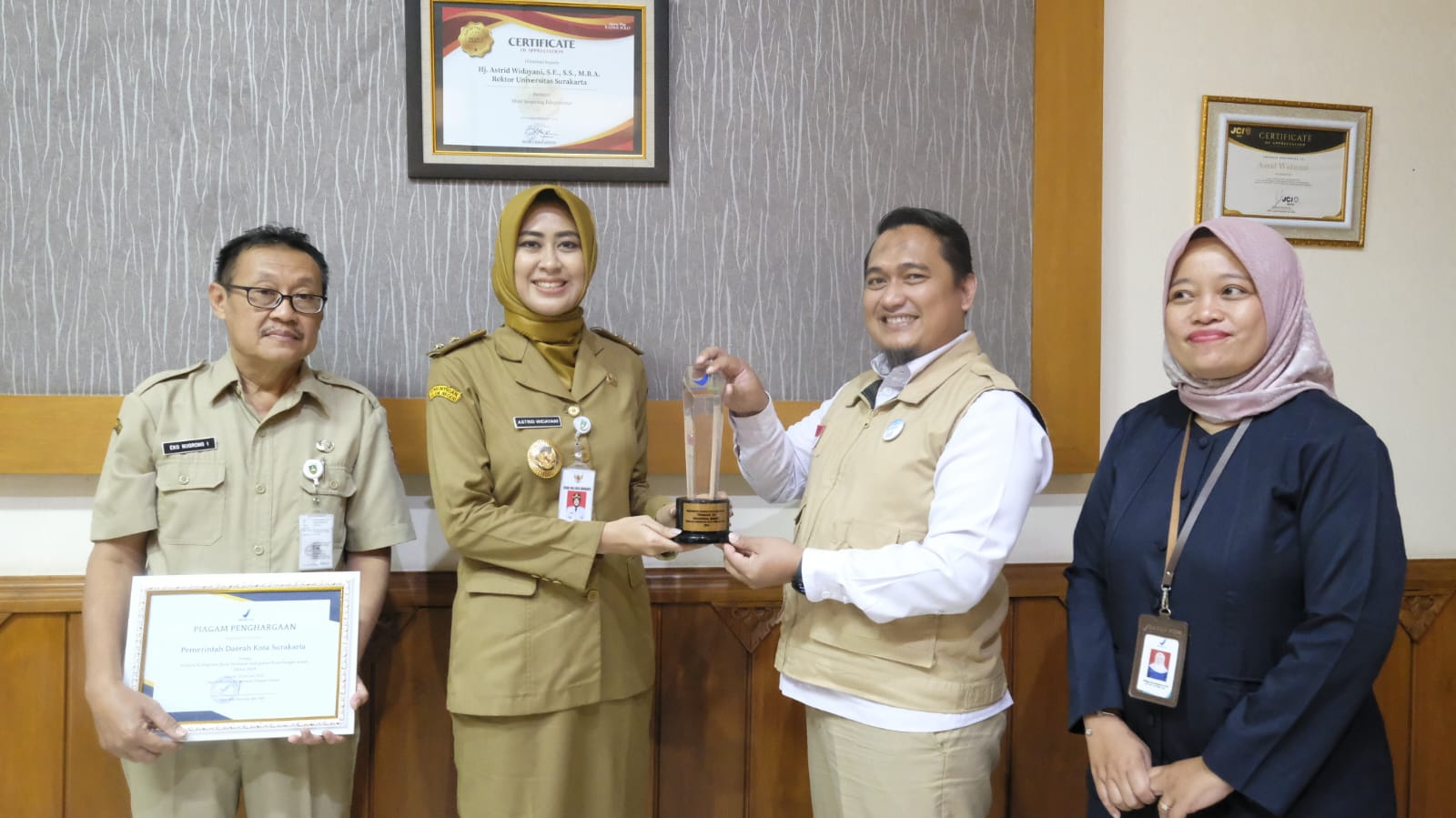 Wakil Wali Kota Solo Astrid Widayani menerima penghargaan dari Badan POM, Senin (28/7). (Dok Pemkot Solo)