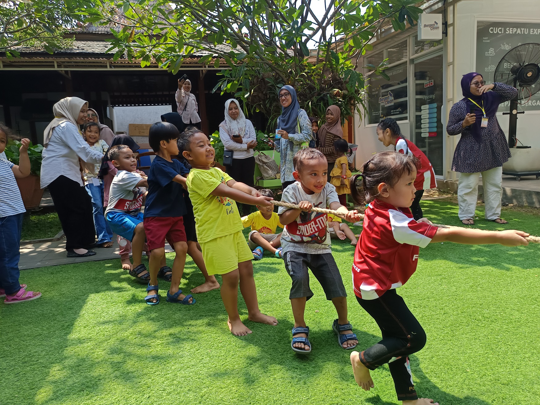 Permainan tradisional tarik tambang. (Dok Hompimpa)