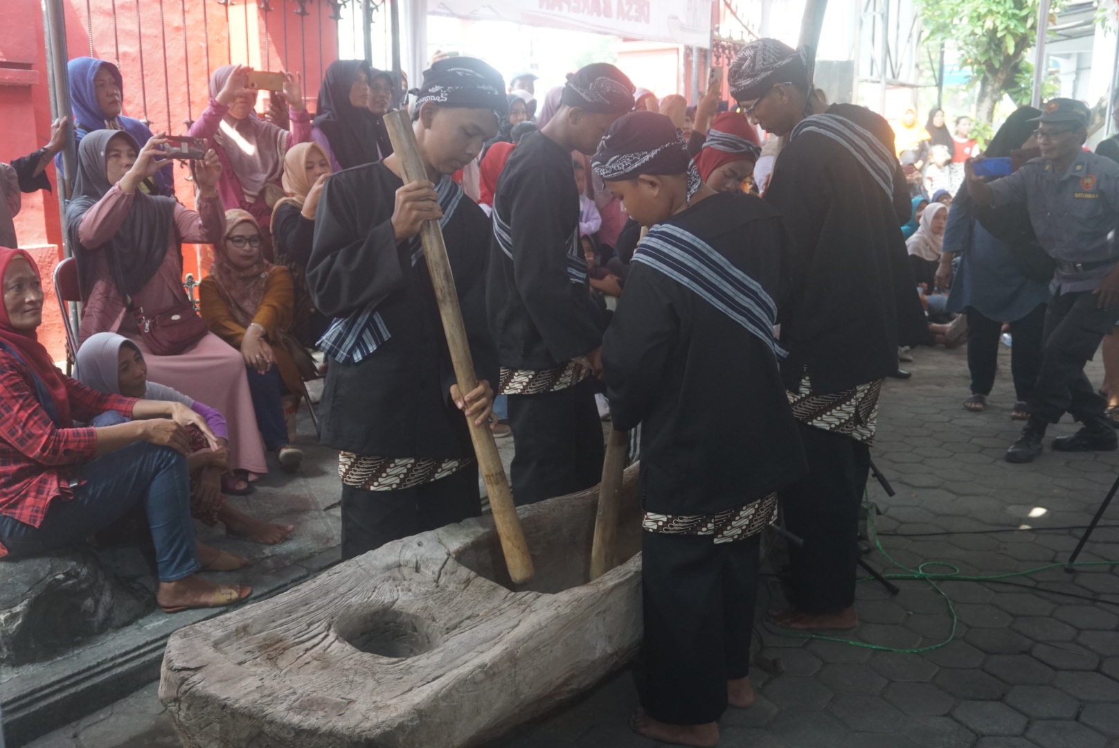 Kelompok Gejog Lesung Sekar Langit juara 1 dalam Festival Gejog Lesung Klaten. (Angga Purenda/Radar Solo)