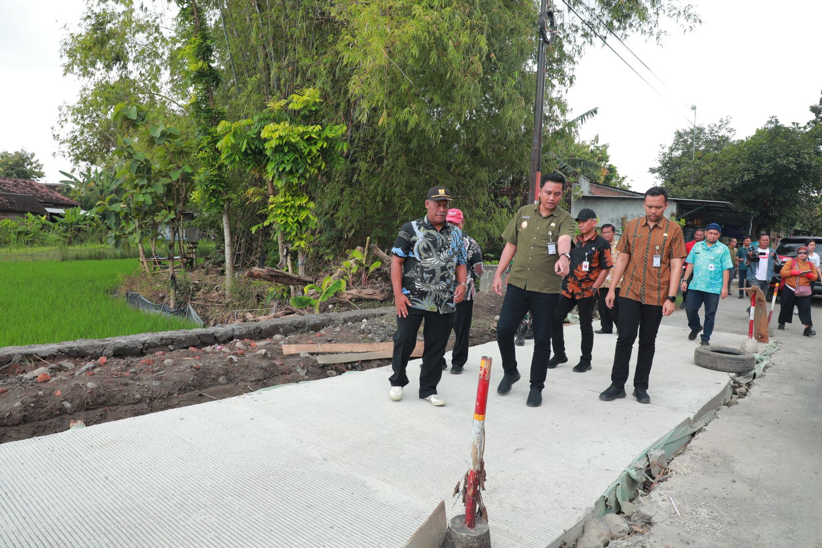 Bupati Klaten Hamenang Wajar Ismoyo dan Wakil Bupati Klaten Benny Indra Ardhianto mengecek langsung progres perbaikan jalan rusak di Klaten. (Dokumentasi Bag. Prokopim Setda Klaten)