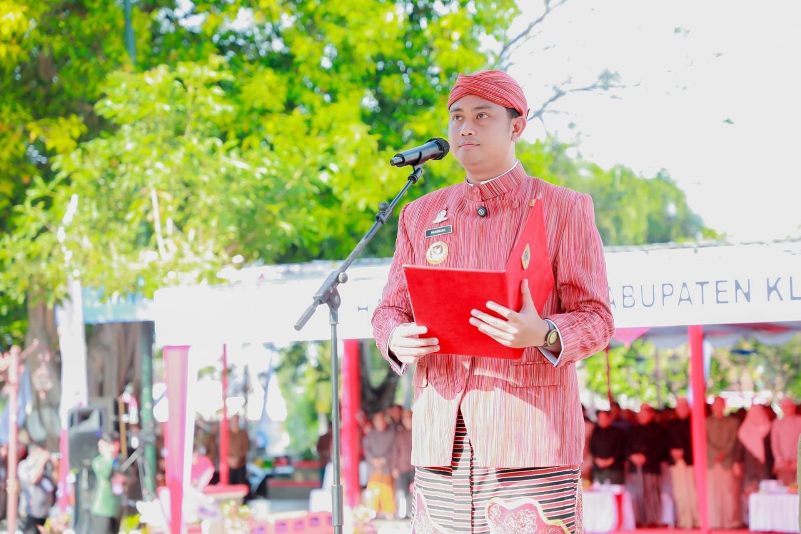 Bupati Klaten Hamenang Wajar Ismoyo menyampaikan pidato di upacara Hari Jadi Ke-221 Kabupaten Klaten, Senin (28/7/2025). (Dok. Prokopim Setda Klaten)
