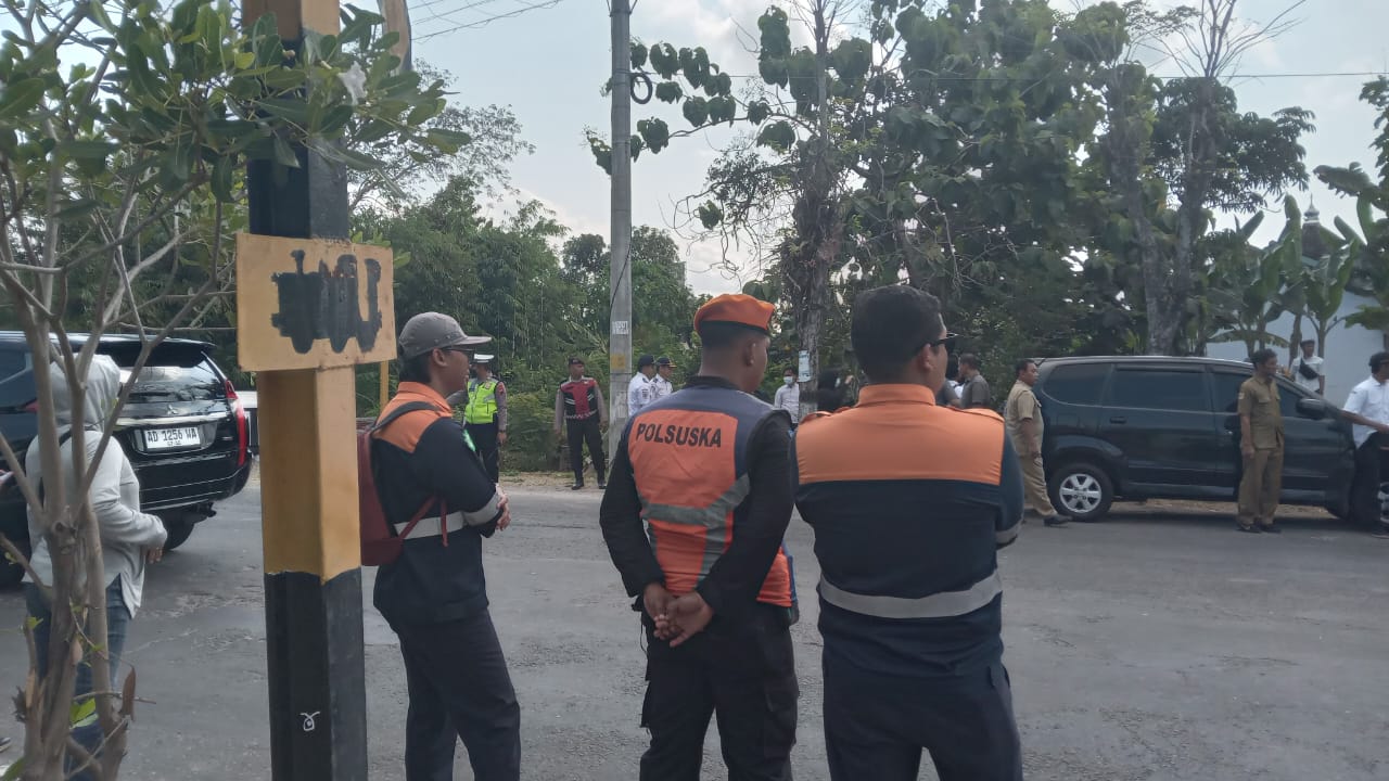 Rekonstruksi kecelakaan mobil Daihatsu Sigra tertemper KA Batara Kresna di perlintasan sebidang Gayam, Kecamatan/Kabupaten Sukoharjo, Senin (28/7).