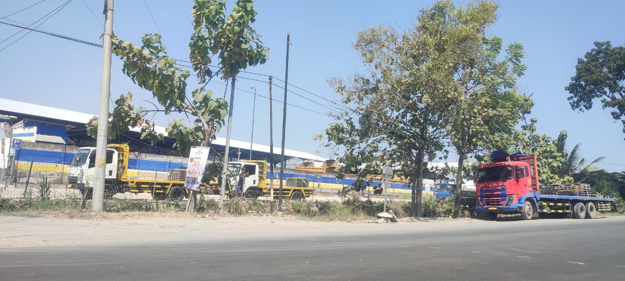 Pabrik bata ringan di Kecamatan Sambungmacan, Sragen yang banyak dikeluhkan masyarakat sekitar dan pengguna jalan. (Ahmad Khairudin/Radar Solo)