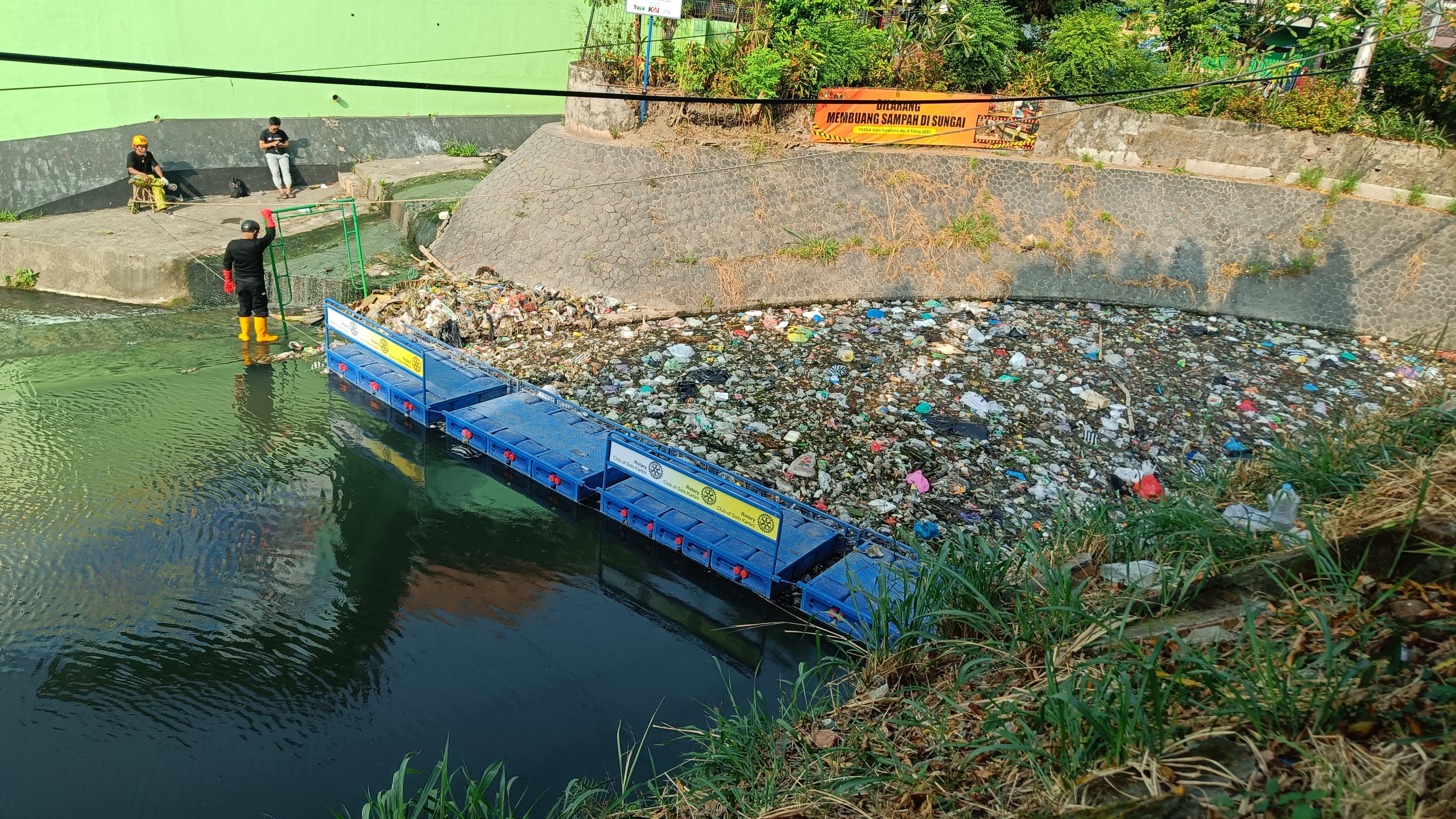 MIRIS: Sungai Jenes di kawasan pintu air Kleco, Kelurahan Pajang terlihat penuh sampah, Minggu (27/7).