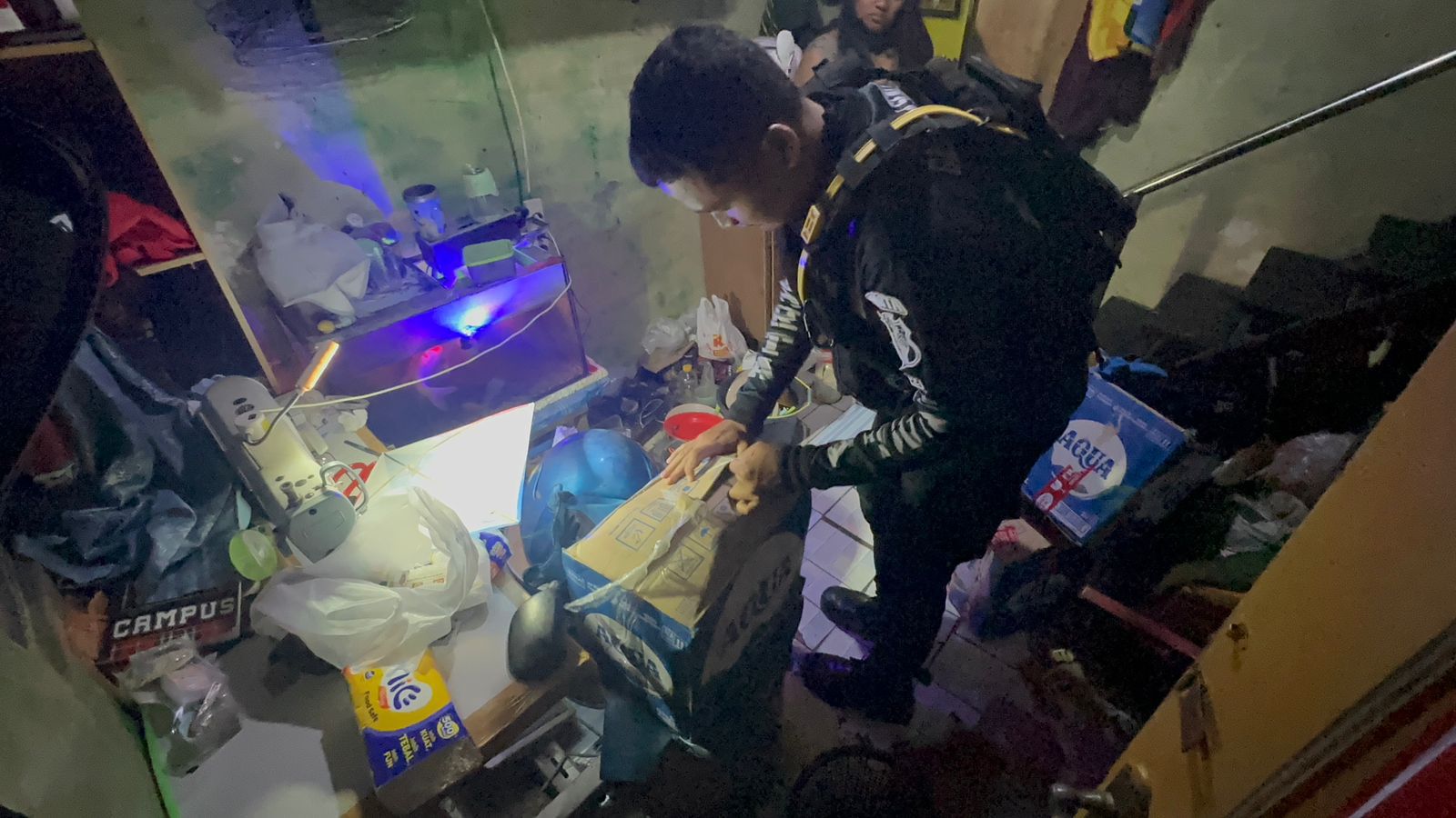 BARANG BUKTI: Tim Sparta Satuan Samapta Polresta Solo mengamankan penjual miras di Kadipiro, Minggu (27/7).