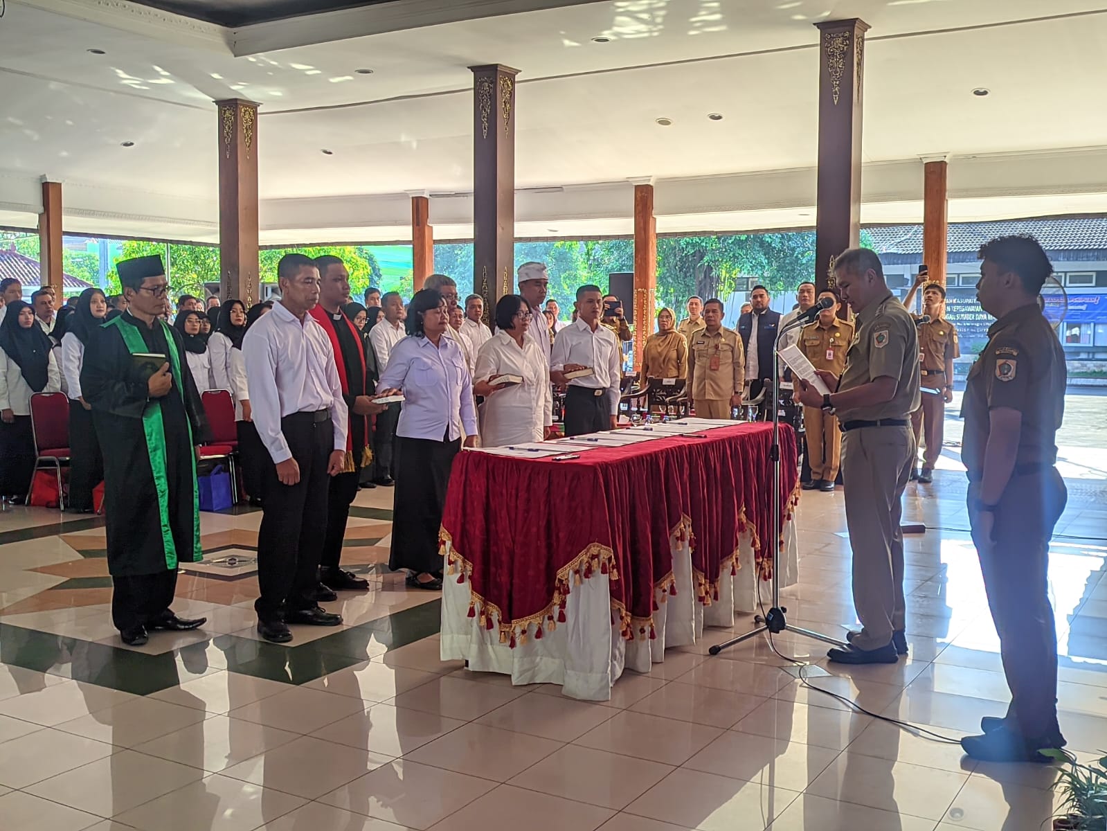 Ratusan PPPK Wonogiri resmi menjalani sumpah janji sekaligus menerima Surat Keputusan (SK), Senin (28/7/2025).