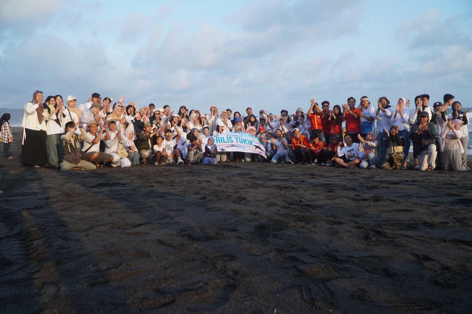SOLOPEDULI melalui program &ldquo;Cinta Alam&rdquo; menggelar aksi sosial &ldquo;Rilis Tukik&rdquo; (anak penyu) di Pantai Pelangi, Bantul, Yogyakarta, Minggu (27/7/2025).