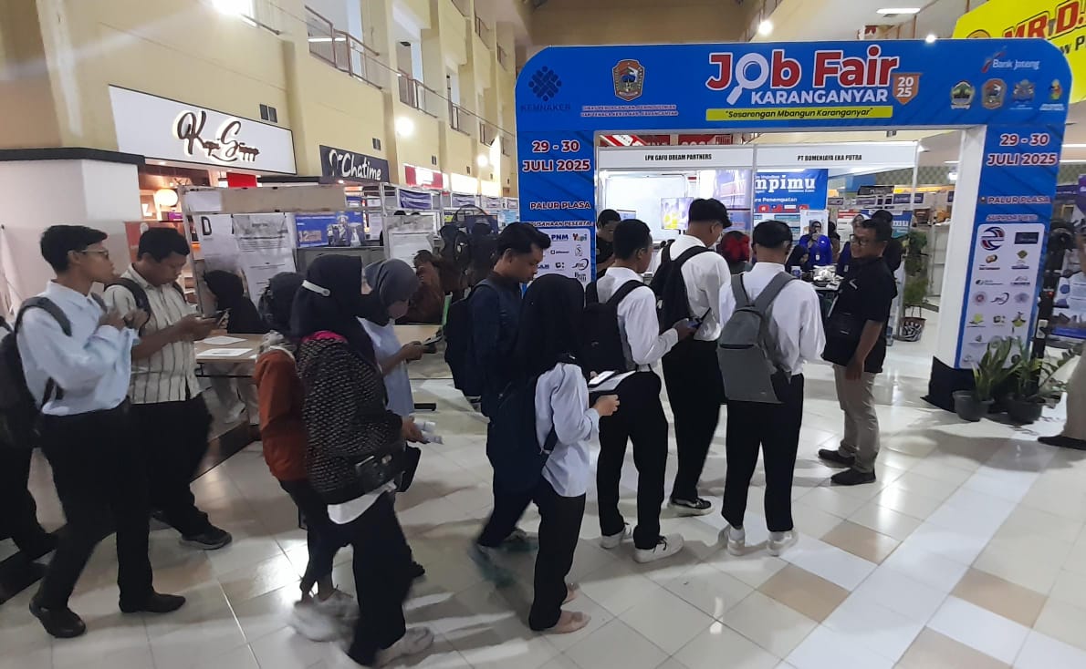 Ribuan pencari kerja memadati Karanganyar Job Fair 2025 di Palur Plaza, Jaten, Karanganyar, Selasa (29/7/2025). (Rudi Hartono/Radar Solo)