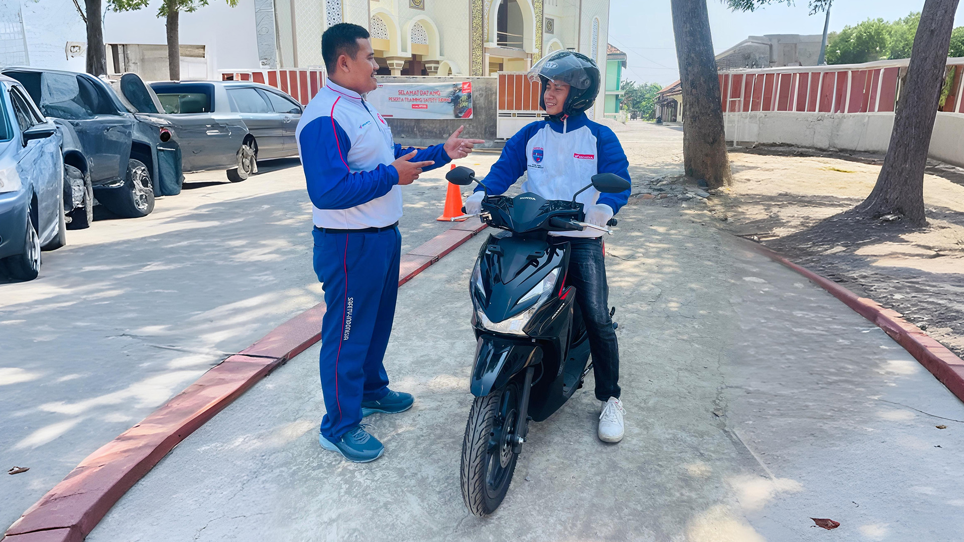 Instruktur saat menjelaskan terkait Safety Riding kepada siswa.