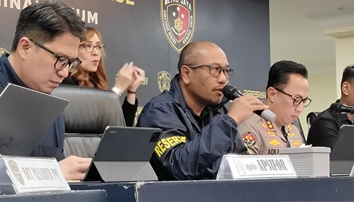 Dirreskrimum Polda Metro Jaya Kombes Pol Wira Satya Triputra dan Ketua Umum Apsifor Nathanael EJ Sumampouw saat konferensi pers kasus kematian Arya Daru Pangayunan, Selasa (29/7/2025).
