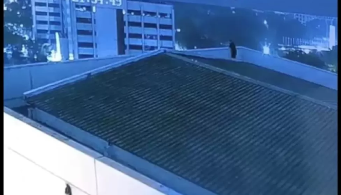 Kamera CCTV merekam keberadaan Arya Daru Pangayunan di rooftop gedung Kemlu.