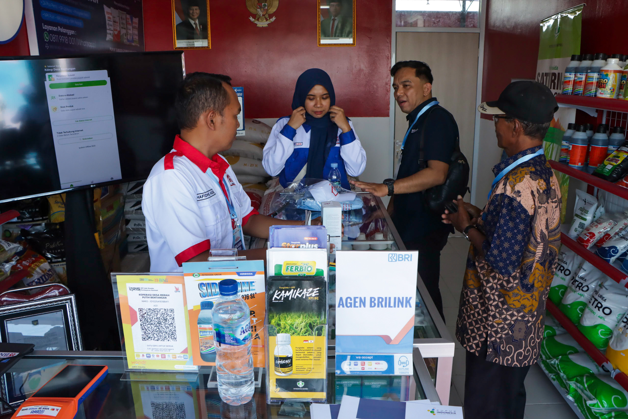 Kopdes Merah Putih Bentangan, Kecamatan Wonosari yang telah beroperasi. Pasca peluncuran secara nasional, baru dua kopdes di Klaten beroperasi. (Angga Purenda/Radar Solo)